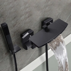 Mitigeur Mural Noir Xilor : Cascade Élégante et Design Moderne pour Votre Bain