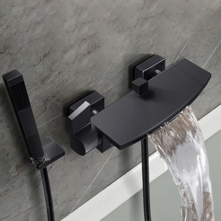 Mitigeur Mural Noir Xilor : Cascade Élégante et Design Moderne pour Votre Bain