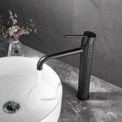 Mitigeur noir mat : design épuré et robustesse pour une salle de bain moderne
