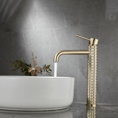 Mitigeur doré : élégance et robustesse pour sublimer votre salle de bain moderne