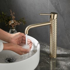 Mitigeur doré : élégance et robustesse pour sublimer votre salle de bain moderne