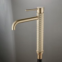 Mitigeur doré : élégance et robustesse pour sublimer votre salle de bain moderne