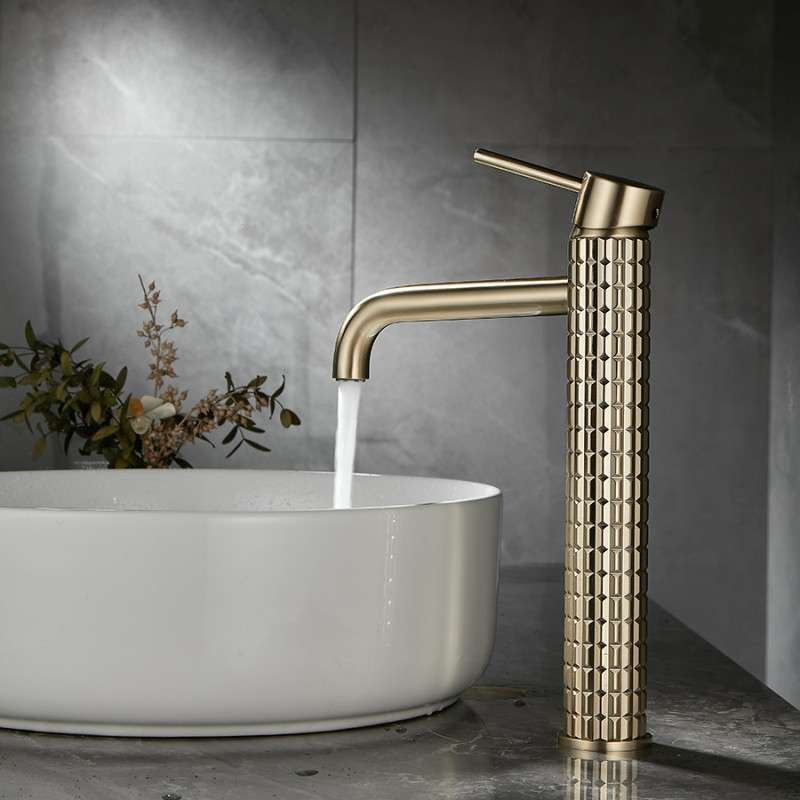 Mitigeur doré : élégance et robustesse pour sublimer votre salle de bain moderne