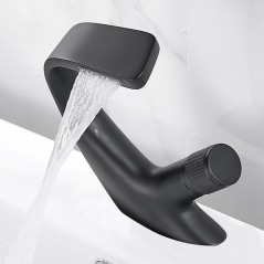 Xeres : le mitigeur noir mat qui sublime votre salle de bain moderne !
