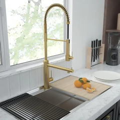 Robinet Bisso : Mitigeur doré haut de gamme avec douchette extractible